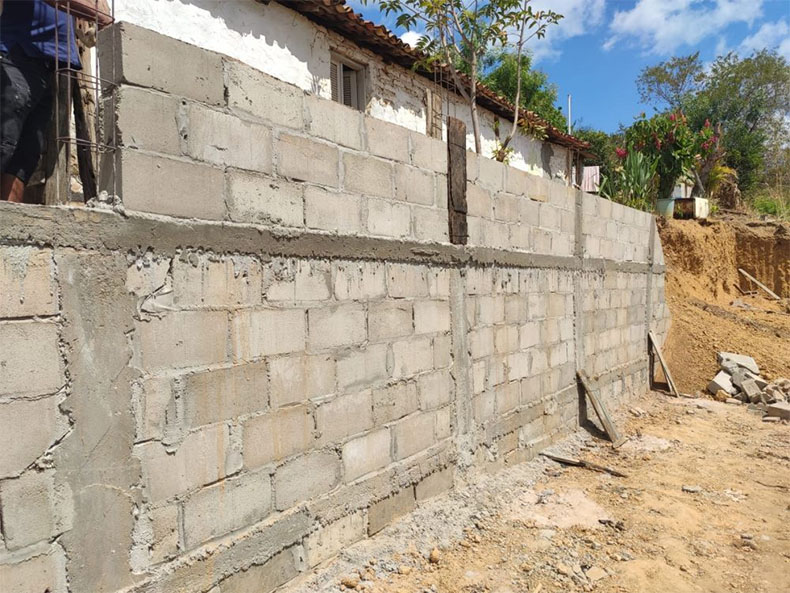 Muro em que o pedreiro trabalhava no momento da tragédia. Foto: reprodução  Muro em que o pedreiro trabalhava no momento da tragédia. Foto: reprodução