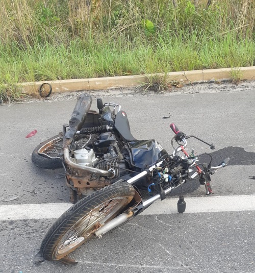 Estado da motocicleta da vítima após colisão. Foto: Reprodução  Estado da motocicleta da vítima após colisão. Foto: Reprodução
