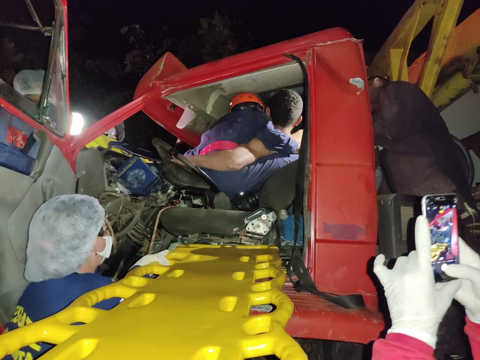 Homem é resgatado após acidente em Barras, no Norte do Piauí — Foto: reprodução  Homem é resgatado após acidente em Barras, no Norte do Piauí — Foto: reprodução