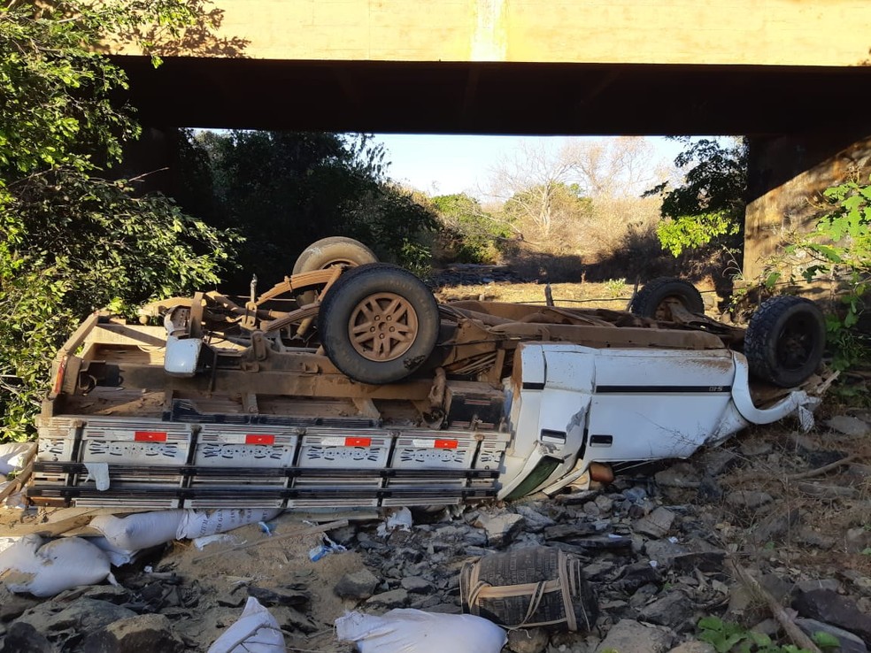 Veículo saiu da pista e caiu de ponte no Piauí — Foto: Divulgação/PRF Veículo saiu da pista e caiu de ponte no Piauí — Foto: Divulgação/PRF