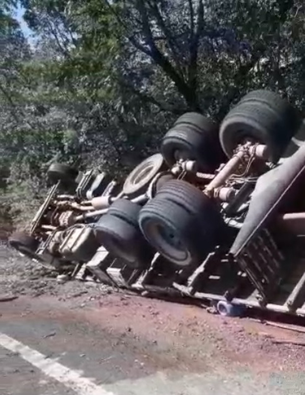 Caminhão carregado de garrafões de água tomba na BR-222, no Piauí — Foto: Reprodução Caminhão carregado de garrafões de água tomba na BR-222, no Piauí — Foto: Reprodução