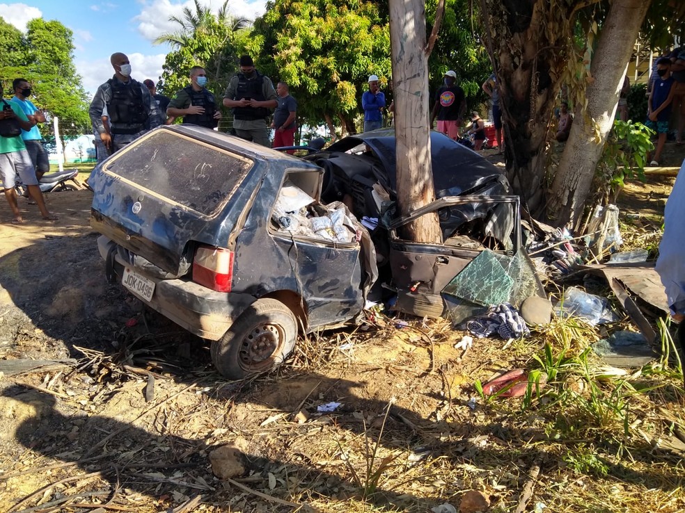 Jovens morre após carro colidir contra árvore no Piauí — Foto: Divulgação/PM Jovens morre após carro colidir contra árvore no Piauí — Foto: Divulgação/PM