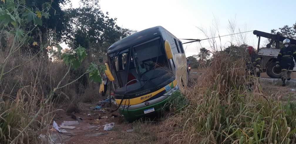 Ônibus capotou na madrugada desta quinta-feira (5) na BR-070, região de General Carneiro (MT) e três passageiros morreram — Foto: Divulgação Ônibus capotou na madrugada desta quinta-feira (5) na BR-070, região de General Carneiro (MT) e três passageiros morreram — Foto: Divulgação