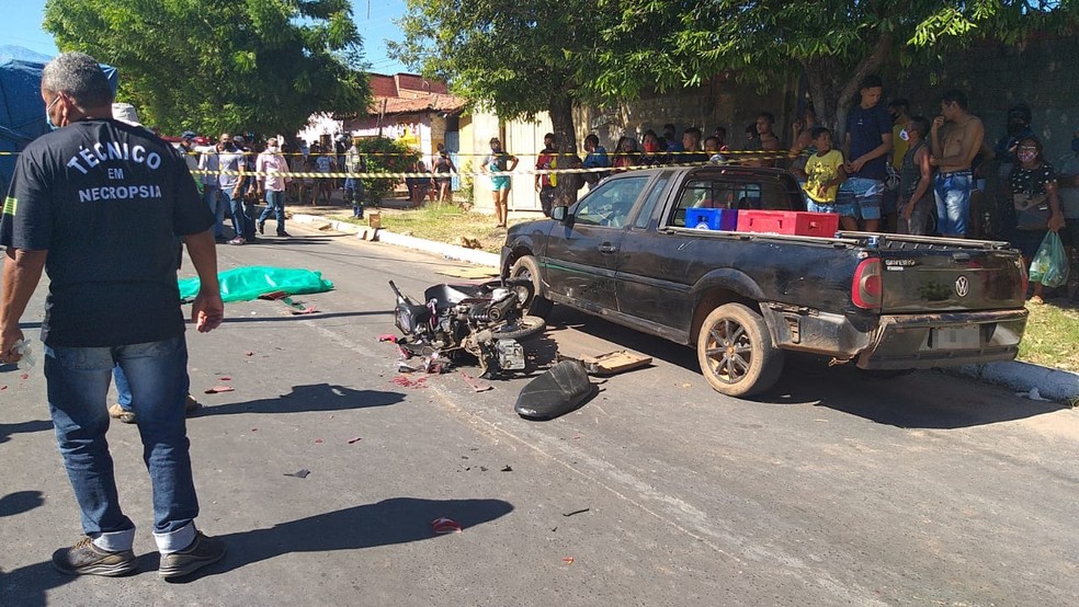 Mulher morre esmagada por caminhão na Zona Sul de Teresina — Foto: Lívia Ferreira/G1 PI Mulher morre esmagada por caminhão na Zona Sul de Teresina — Foto: Lívia Ferreira/G1 PI