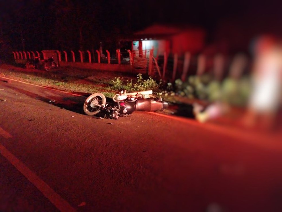 Jovem morre ao colidir com animal na PI 211 — Foto: Divulgação/PM Jovem morre ao colidir com animal na PI 211 — Foto: Divulgação/PM