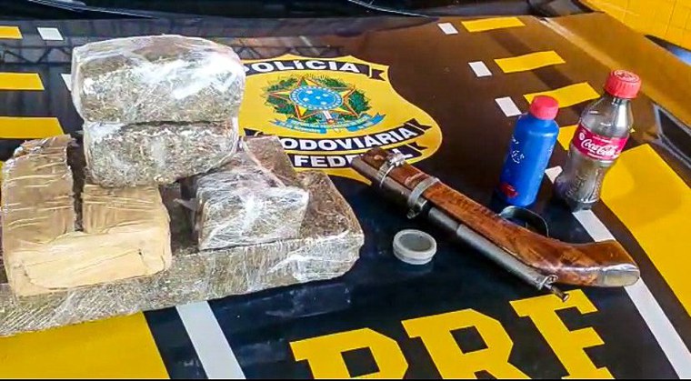 Polícia encontra bolsa com droga e arma artesanal dentro de ônibus no Piauí. Foto: reprodução  Polícia encontra bolsa com droga e arma artesanal dentro de ônibus no Piauí. Foto: reprodução