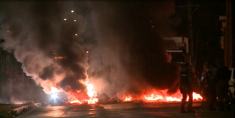 Manifestantes bloqueiam BR-316 em Teresina, no Piauí — Foto: Reprodução/TV Clube Manifestantes bloqueiam BR-316 em Teresina, no Piauí — Foto: Reprodução/TV Clube