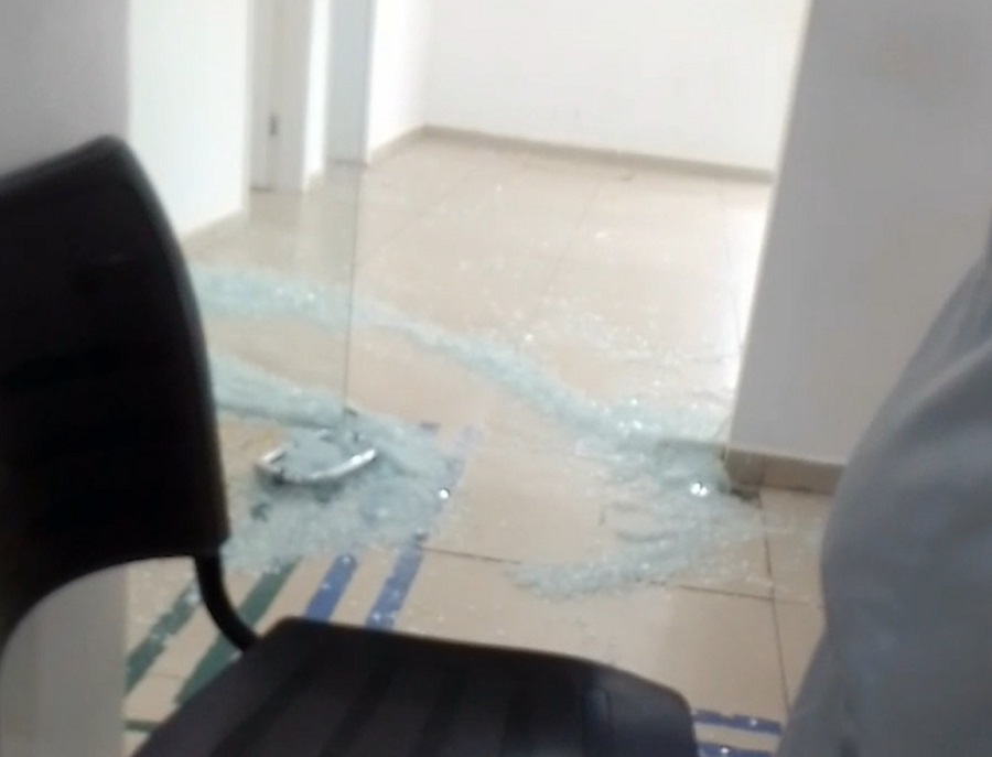 Homem invade hospital, agride funcionária e quebra porta de vidro em União. Foto: reprodução  Homem invade hospital, agride funcionária e quebra porta de vidro em União. Foto: reprodução