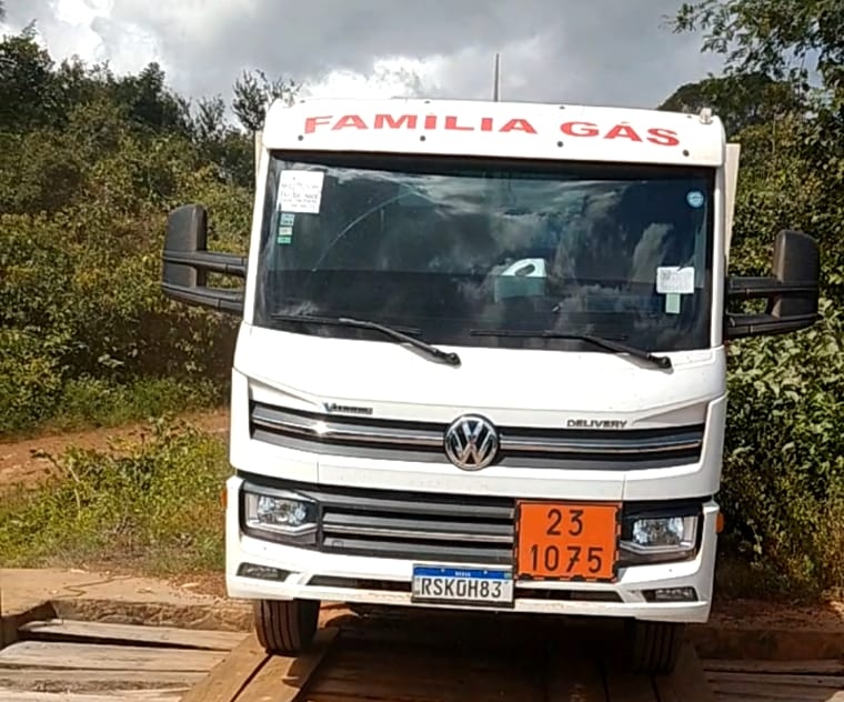 Caminhão é tomado de assalto com mais de 200 botijões de gás no Piauí. Foto: reprodução  Caminhão é tomado de assalto com mais de 200 botijões de gás no Piauí. Foto: reprodução