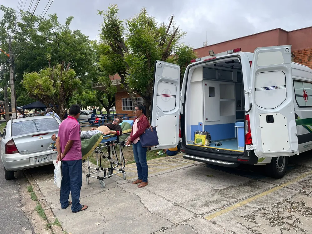 De maca, paciente viaja 300 km e fica sem atendimento por falta de internet em posto do INSS da Zona Leste de Teresina — Foto: Layza Mourão/g1 De maca, paciente viaja 300 km e fica sem atendimento por falta de internet em posto do INSS da Zona Leste de Teresina — Foto: Layza Mourão/g1