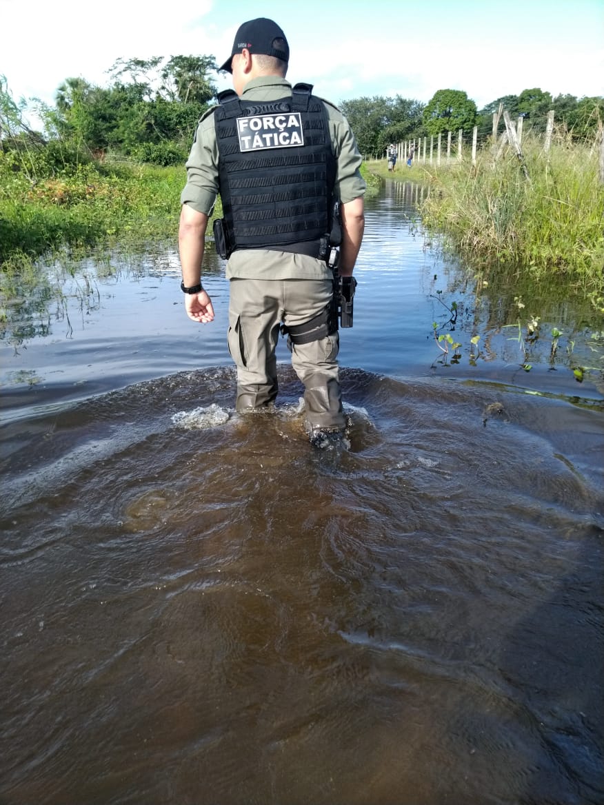 Polícia Militar no local onde a moto foi encontrada/ Foto: PM  PI Polícia Militar no local onde a moto foi encontrada/ Foto: PM  PI