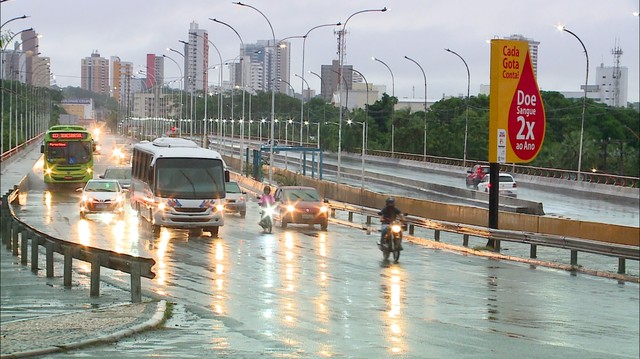 Ponte da Frei Serafim durante chuva em Teresina — Foto: Reprodução/TV Clube Ponte da Frei Serafim durante chuva em Teresina — Foto: Reprodução/TV Clube