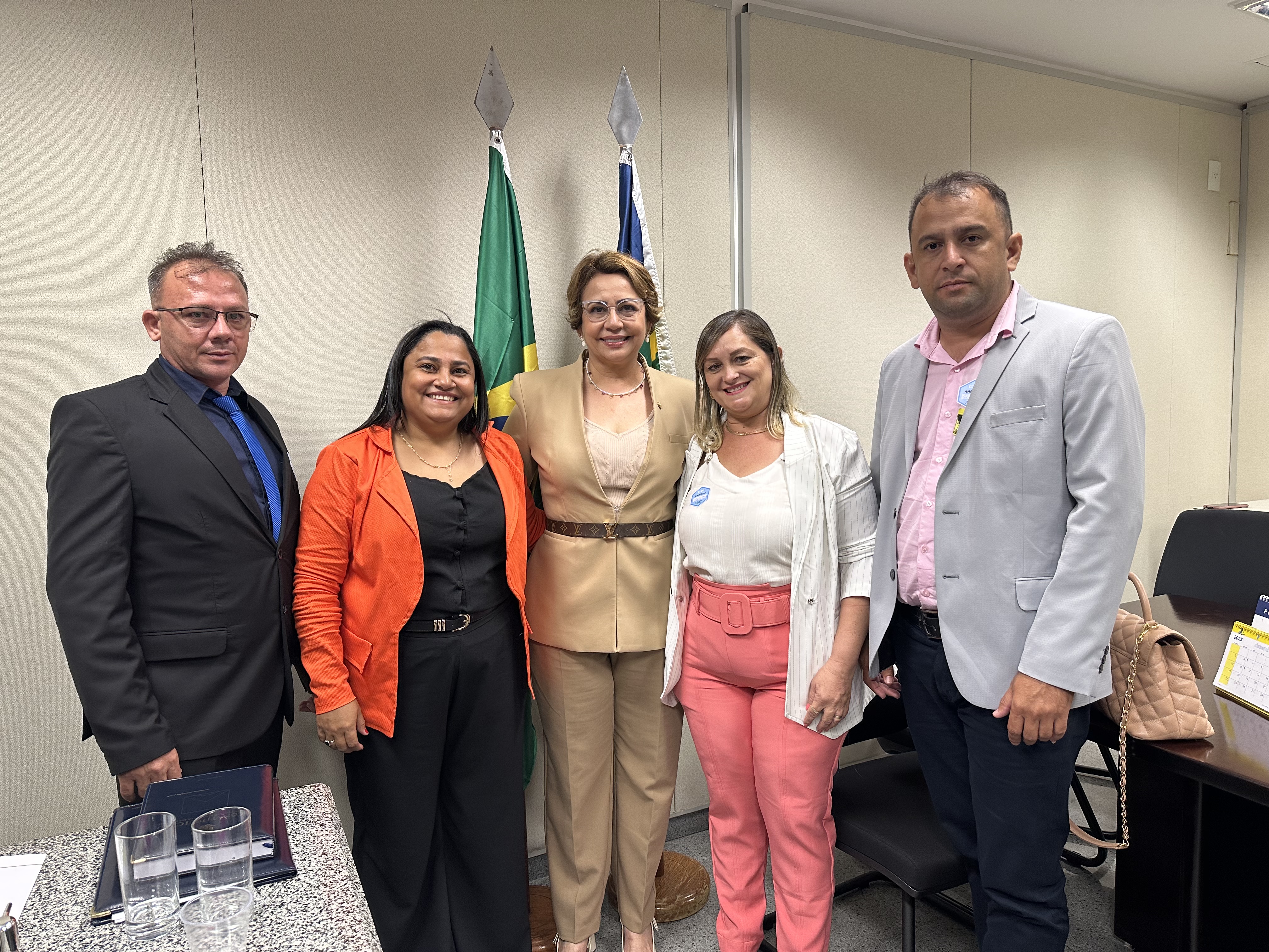 Prefeita Genir Ferreira e Secretários com a Senadora Jussara Lima / Foto: ASCOM  Prefeita Genir Ferreira e Secretários com a Senadora Jussara Lima / Foto: ASCOM