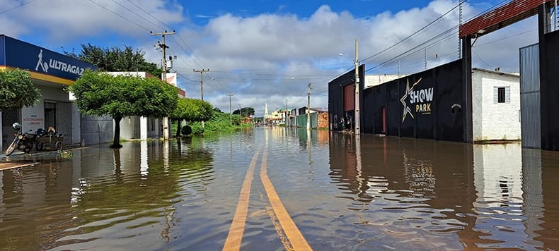 Imagens do Rio Longá invadindo a avenida em Esperantina Imagens do Rio Longá invadindo a avenida em Esperantina