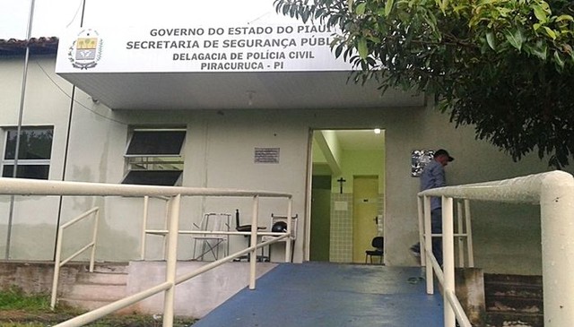 Homem foi levado para a Delegacia de Polícia Civil de Piracuruca — Foto: Piracuruca ao vivo Homem foi levado para a Delegacia de Polícia Civil de Piracuruca — Foto: Piracuruca ao vivo