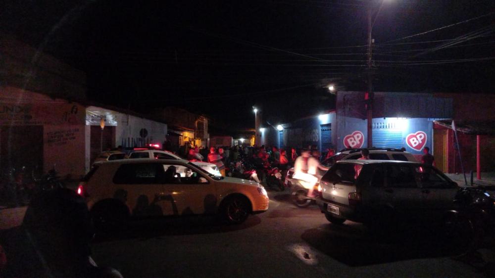 Local do crime. Corpo estava dentro do carro Local do crime. Corpo estava dentro do carro
