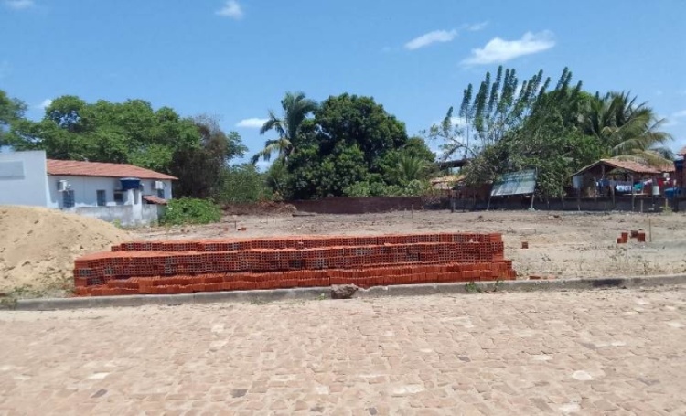 Obra fica ao lado de outra já construída Obra fica ao lado de outra já construída