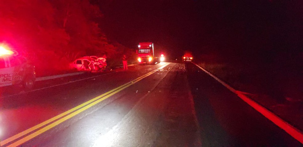 Homem morre em acidente envolvendo carro e carreta em Inhuma, Norte do Piauí — Foto: Polícia Rodoviária Federal Homem morre em acidente envolvendo carro e carreta em Inhuma, Norte do Piauí — Foto: Polícia Rodoviária Federal