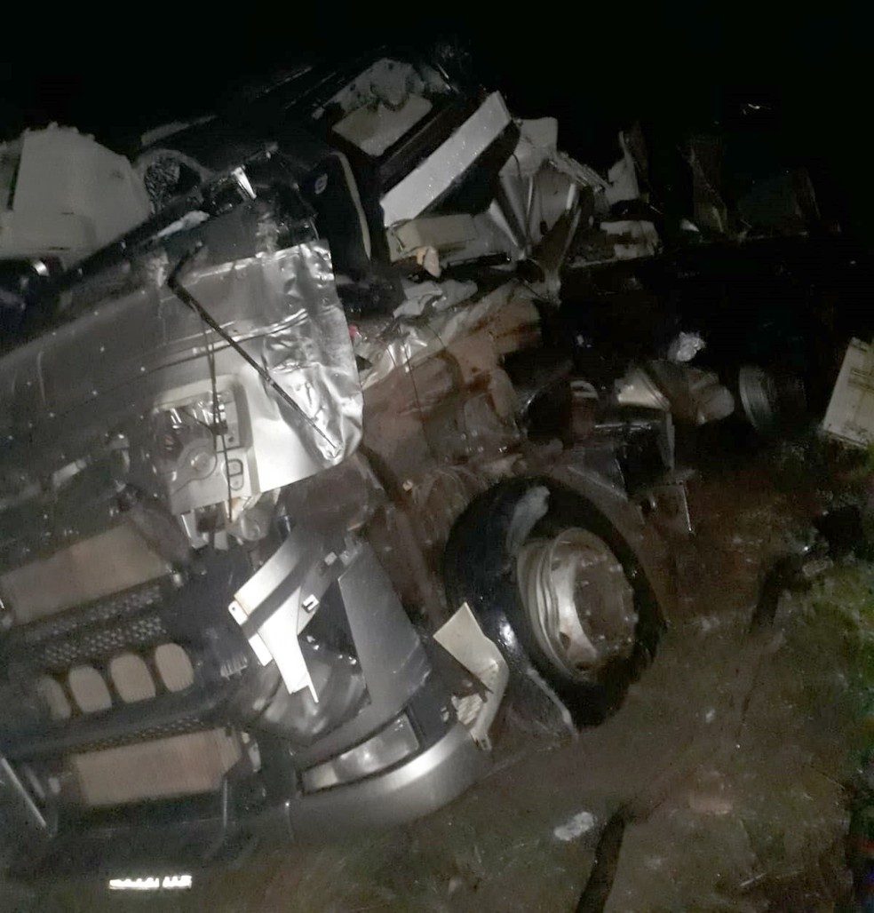 Carreta envolvida em acidente com ônibus em Uruçuí — Foto: Divulgação/Polícia Militar do Piauí Carreta envolvida em acidente com ônibus em Uruçuí — Foto: Divulgação/Polícia Militar do Piauí